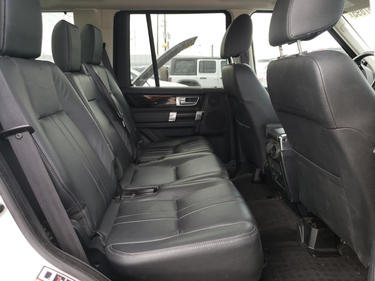 2015 Land Rover LR4 - Image 11