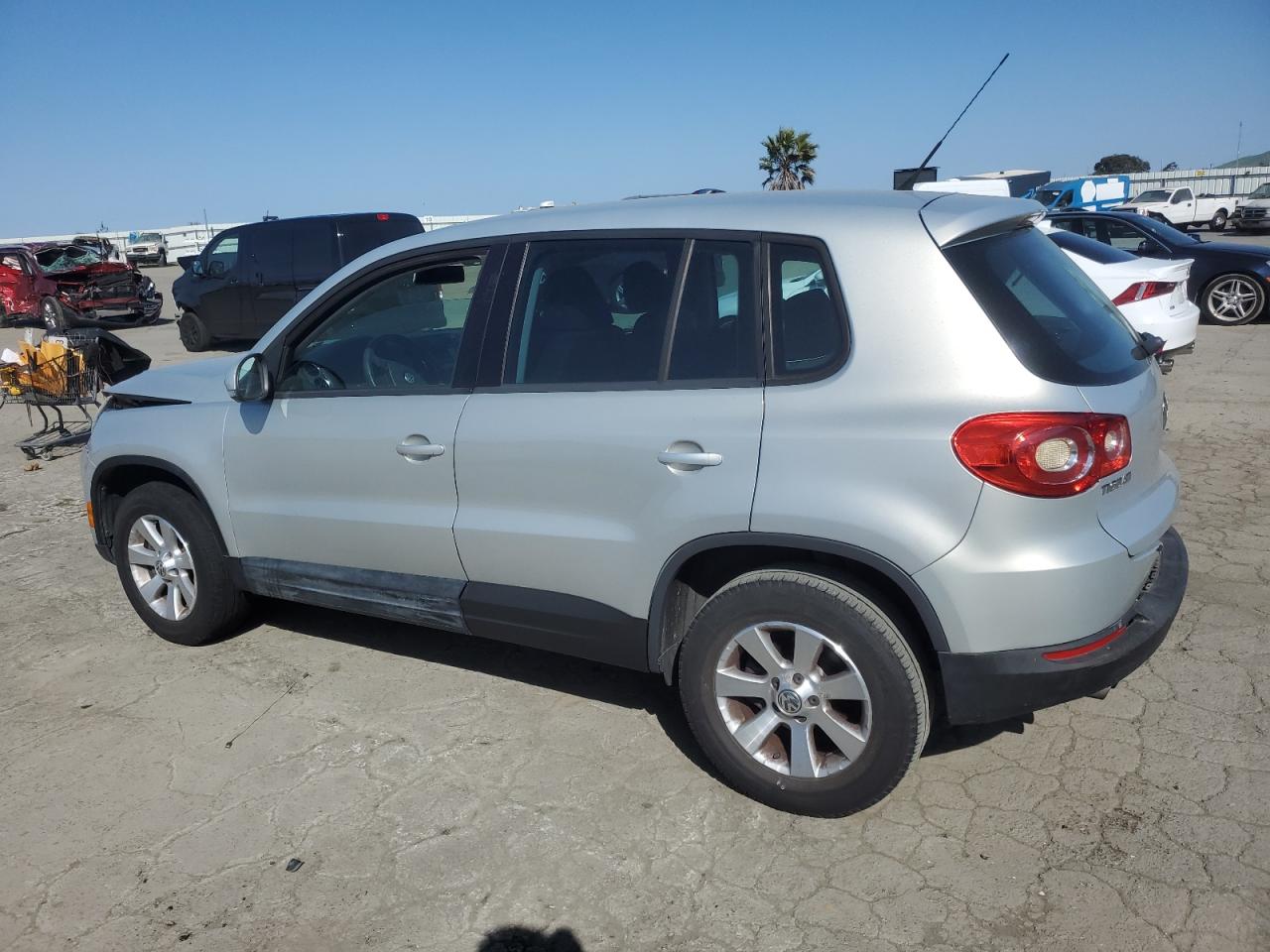 2010 Volkswagen Tiguan - Image 2