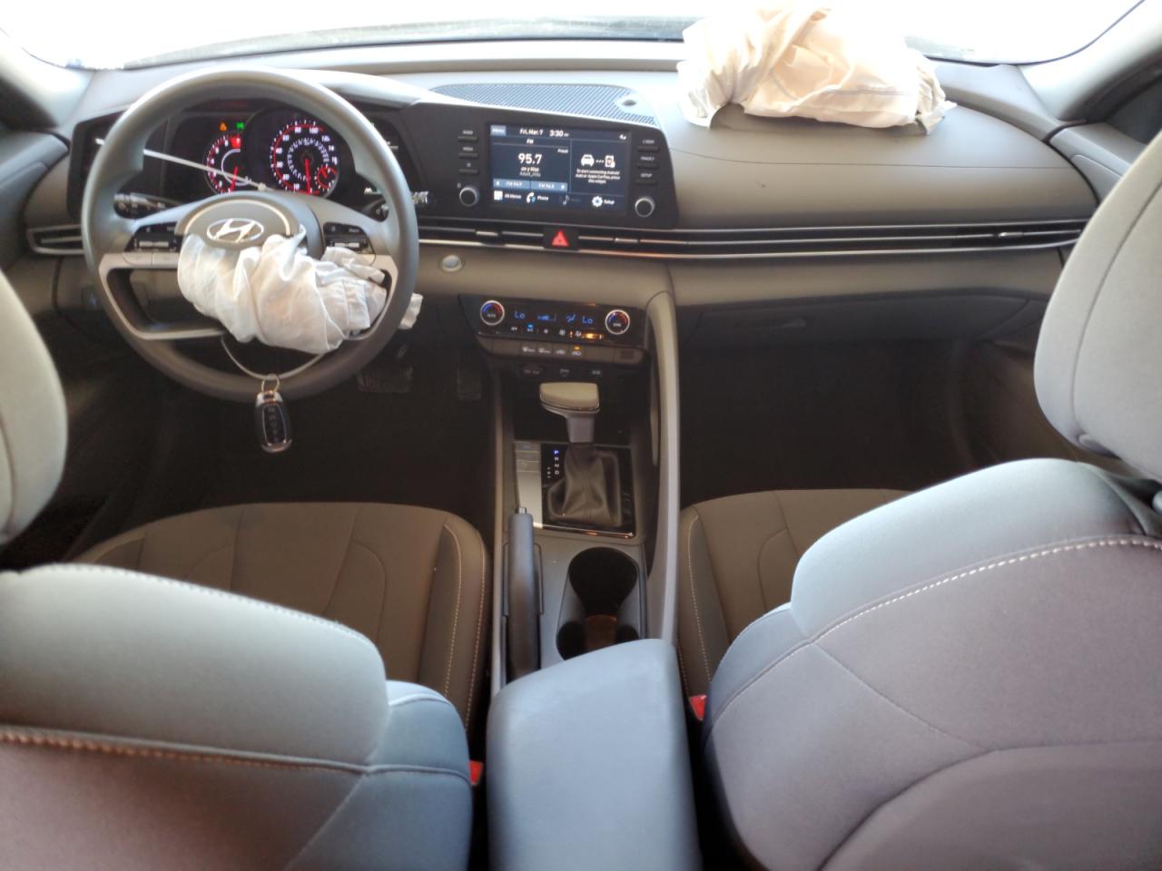 2022 Hyundai Elantra - Image 8