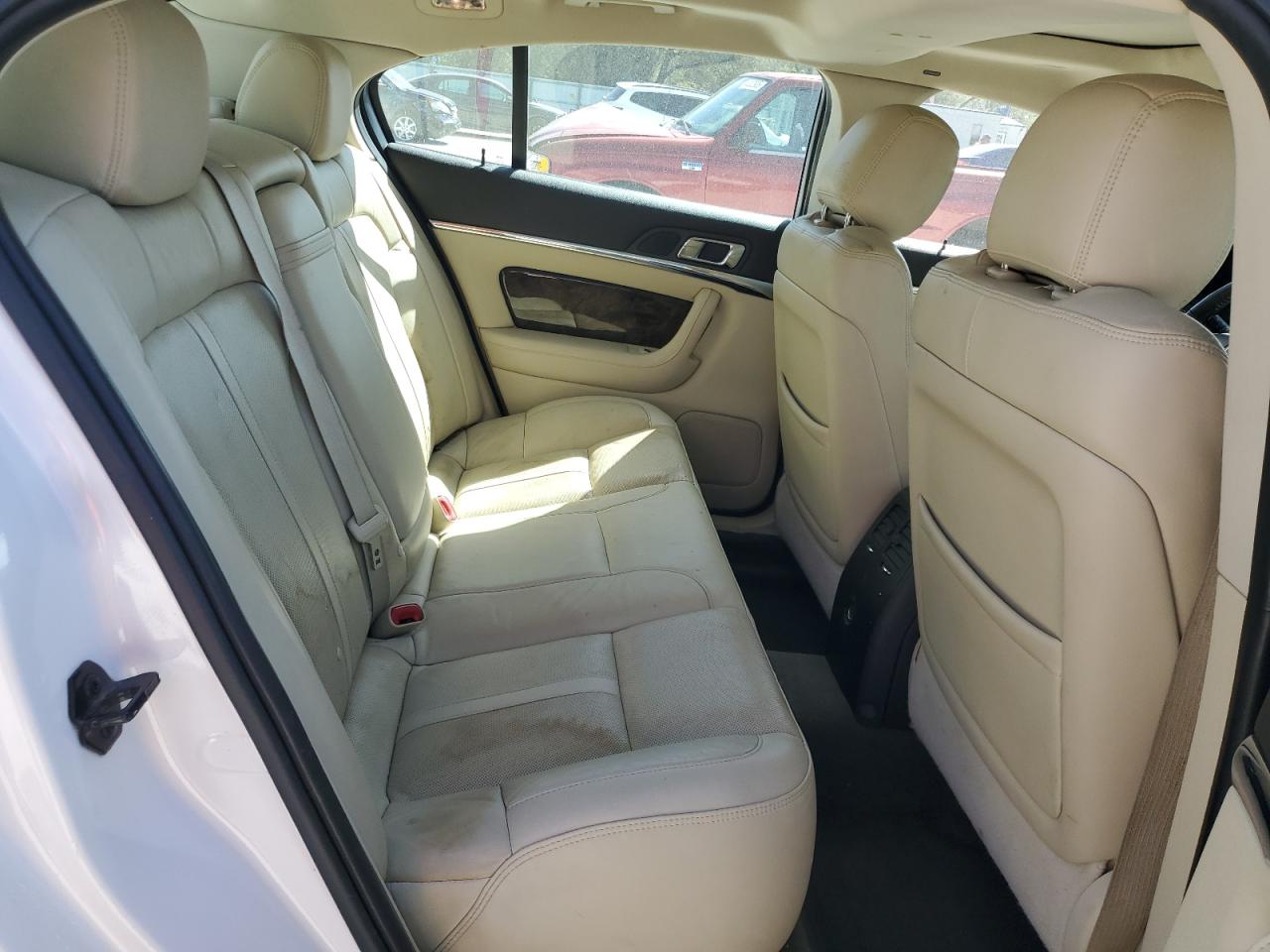 2014 Lincoln MKS - Image 11