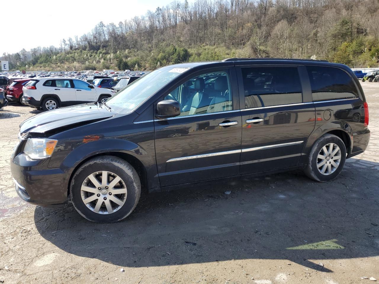 Hurricane, WV에서 판매 중인 2015 Chrysler Town & Country Touring - Front End