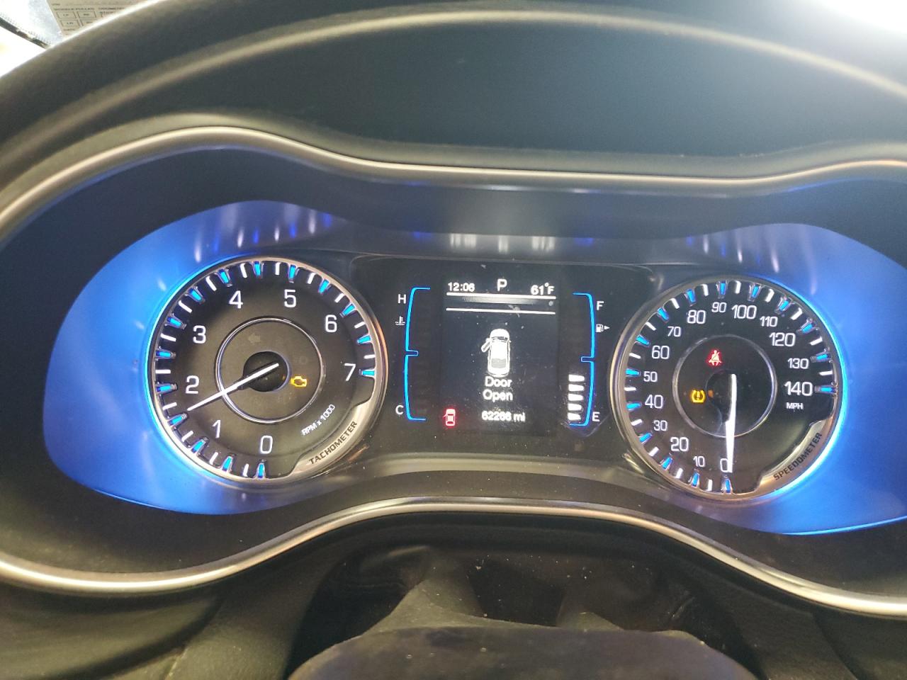 2016 Chrysler 200 - Image 9