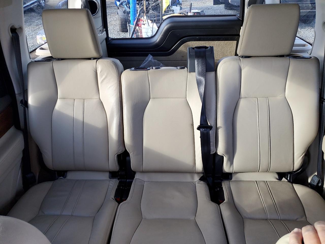 2016 Land Rover LR4 - Image 10