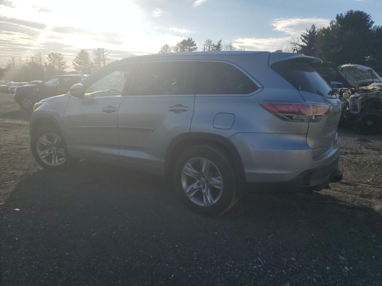 2015 Toyota Highlander - Image 2