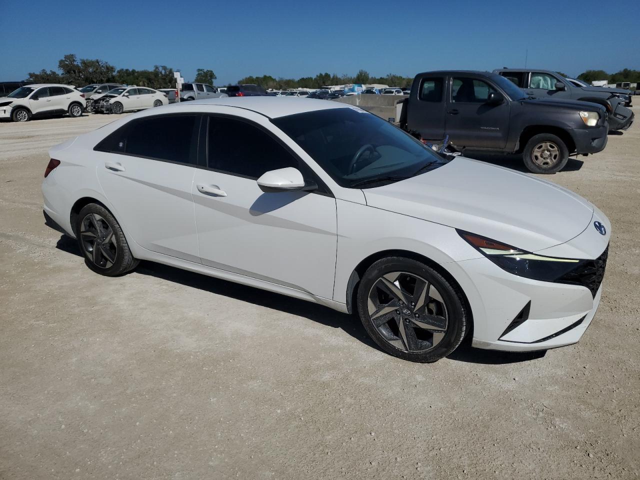 2023 Hyundai Elantra - Image 4