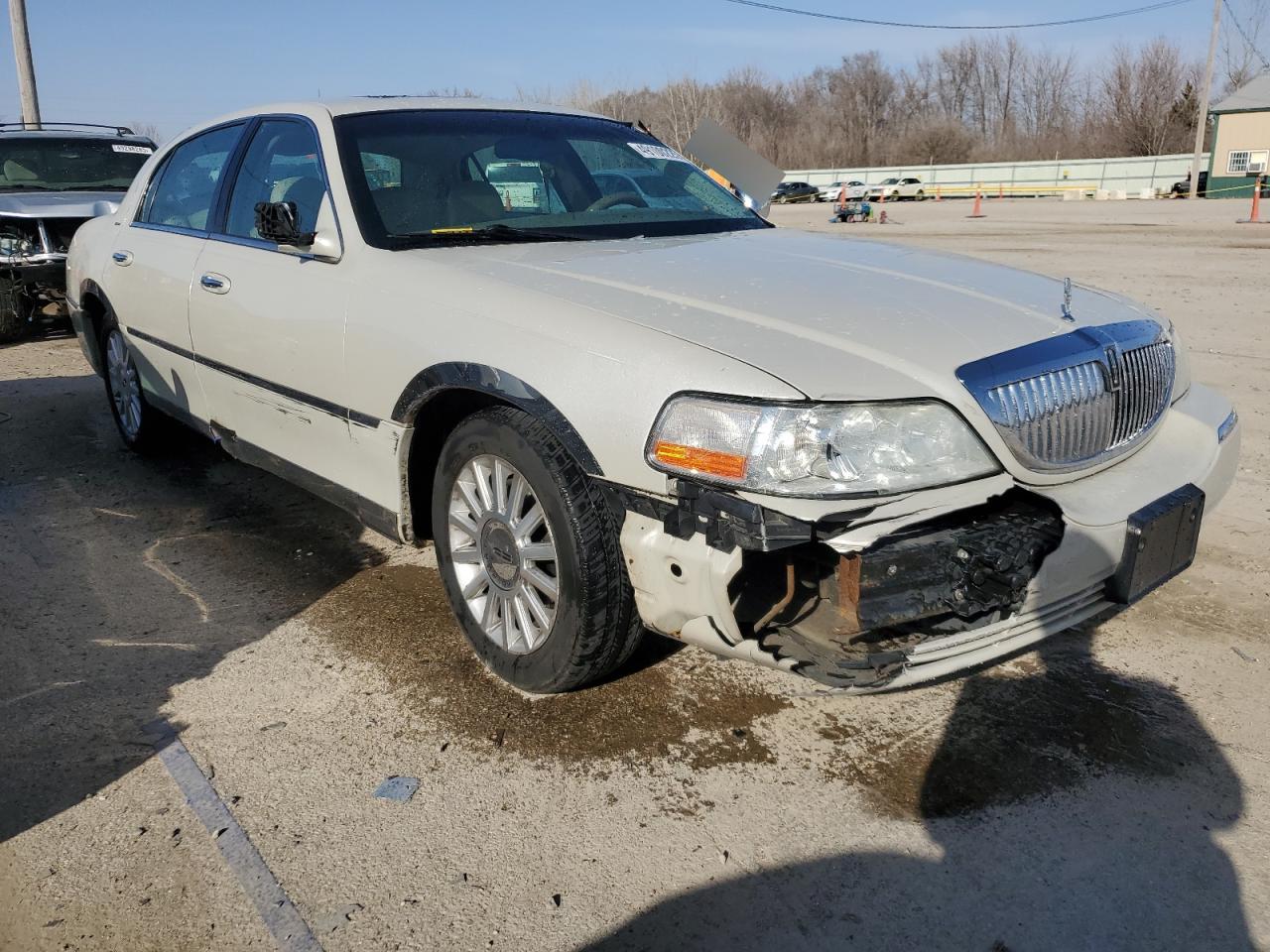 2004 Lincoln Town Car - Image 4