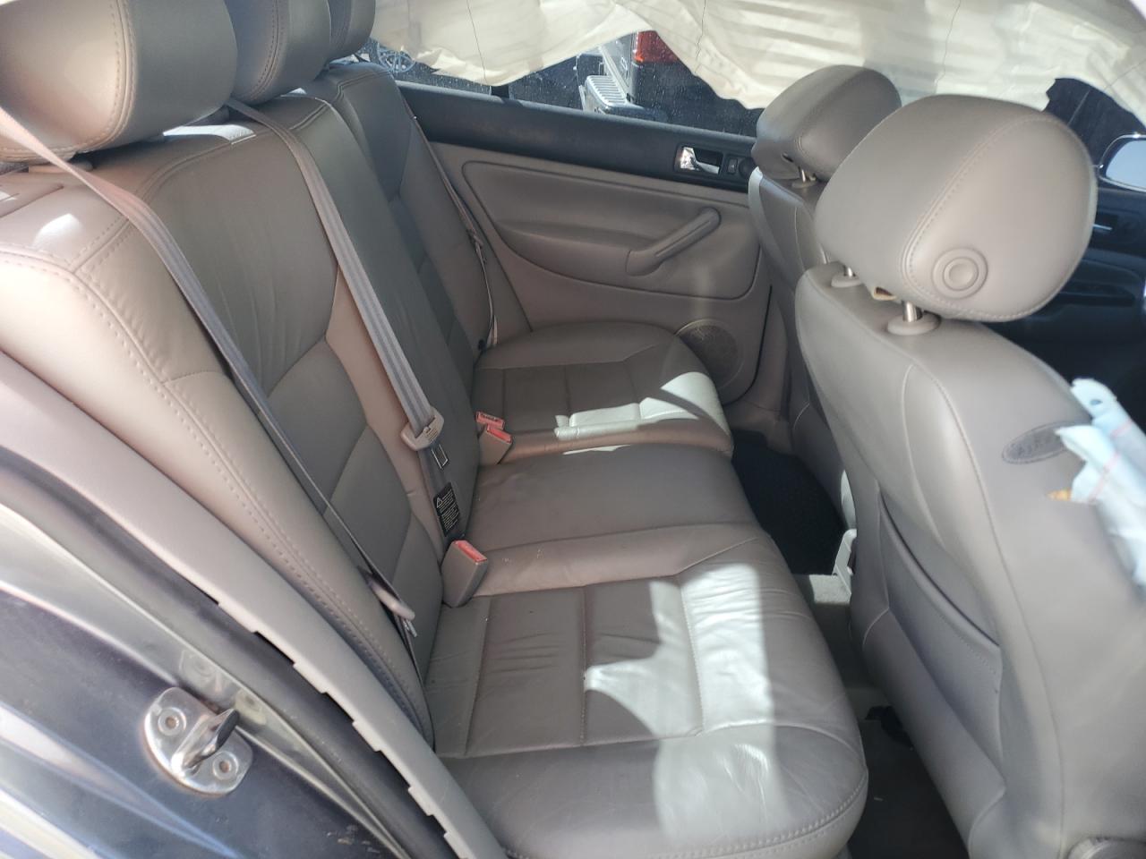 2004 Volkswagen Jetta - Image 10