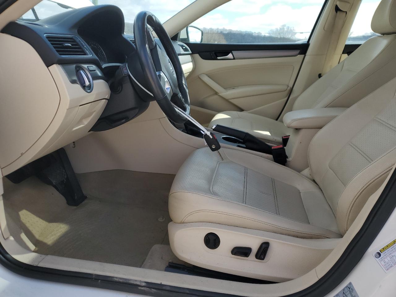 2014 Volkswagen Passat - Image 7