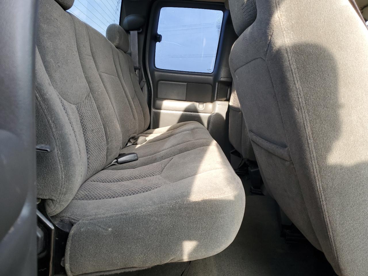2004 Chevrolet Silverado - Image 10