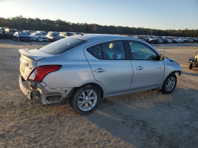 Sedans NISSAN VERSA 2016 Srebrny