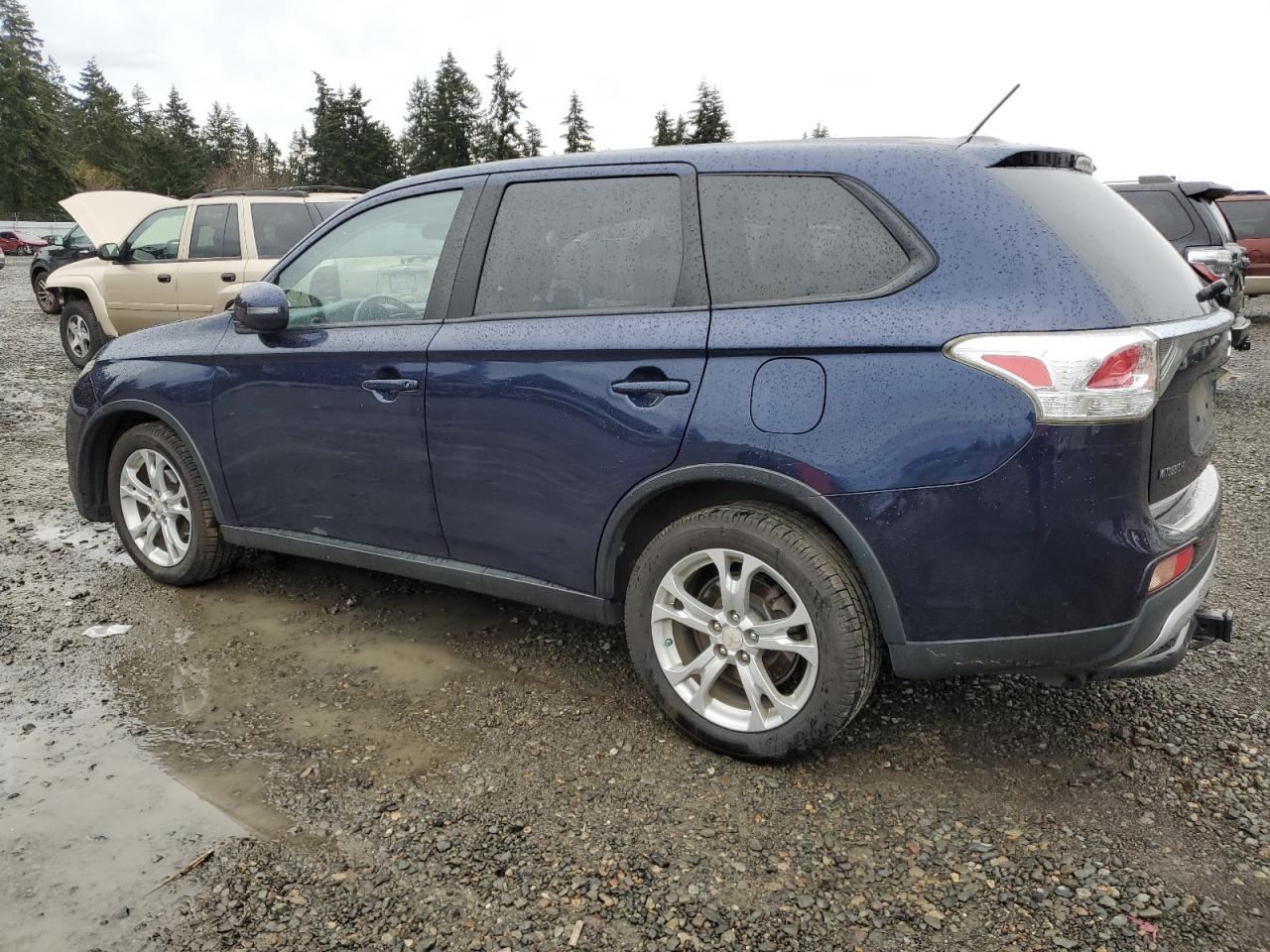 2015 Mitsubishi Outlander - Image 2