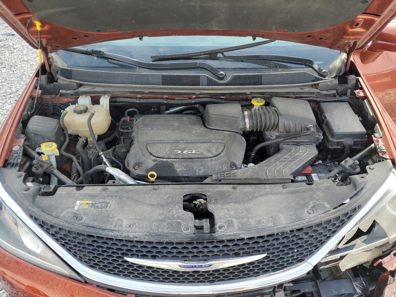 2018 Chrysler Pacifica - Image 12