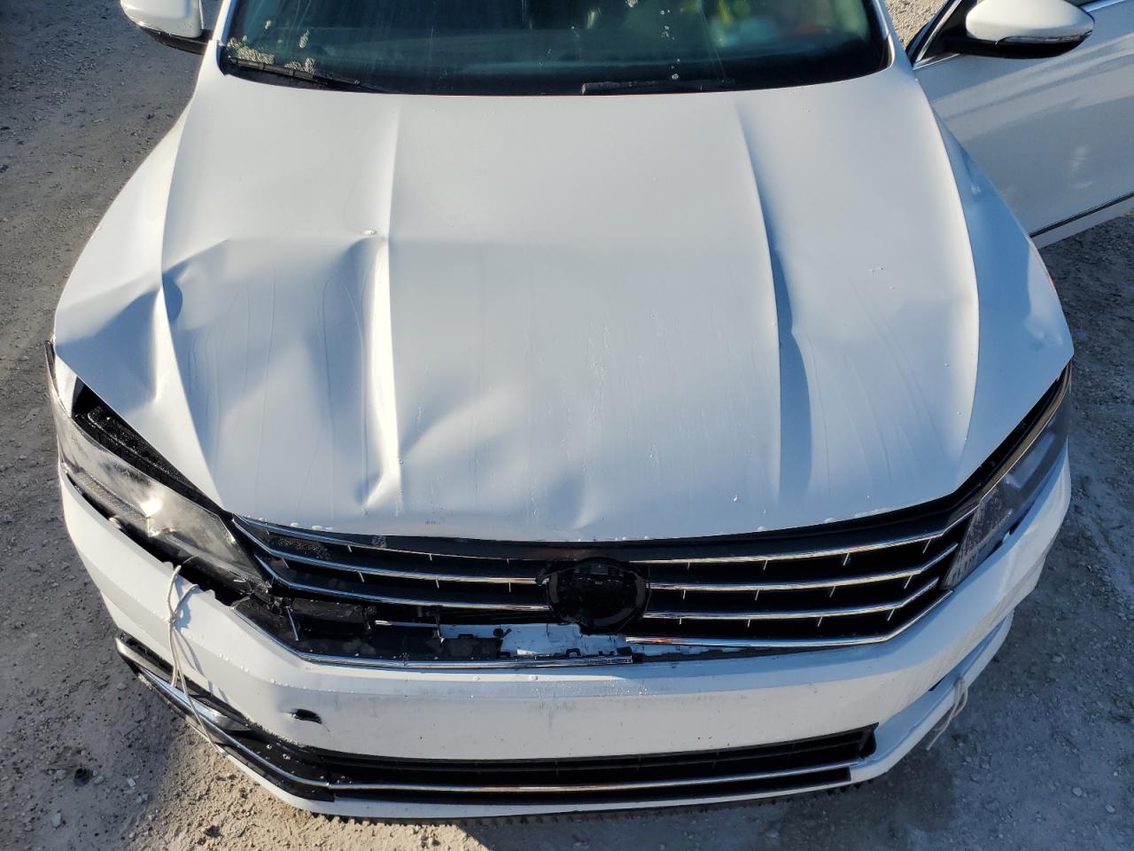 2017 Volkswagen Passat - Image 11