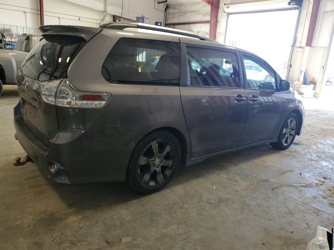 2011 Toyota Sienna - Image 3