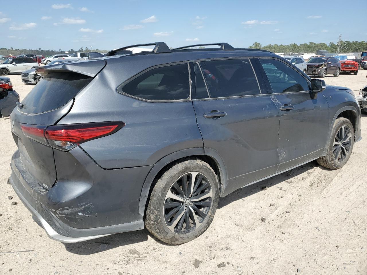 2021 Toyota Highlander - Image 3