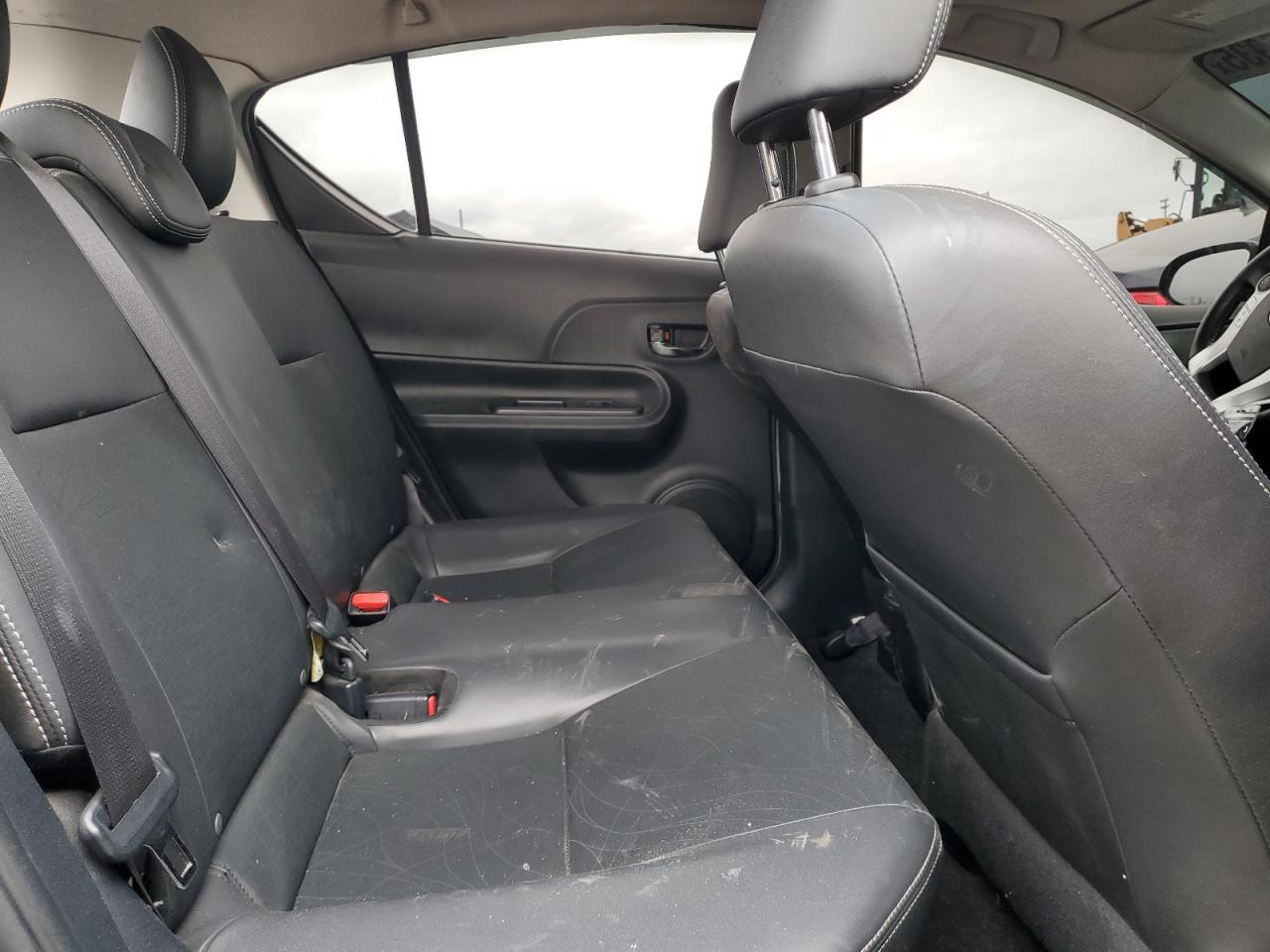 2015 Toyota Prius - Image 10