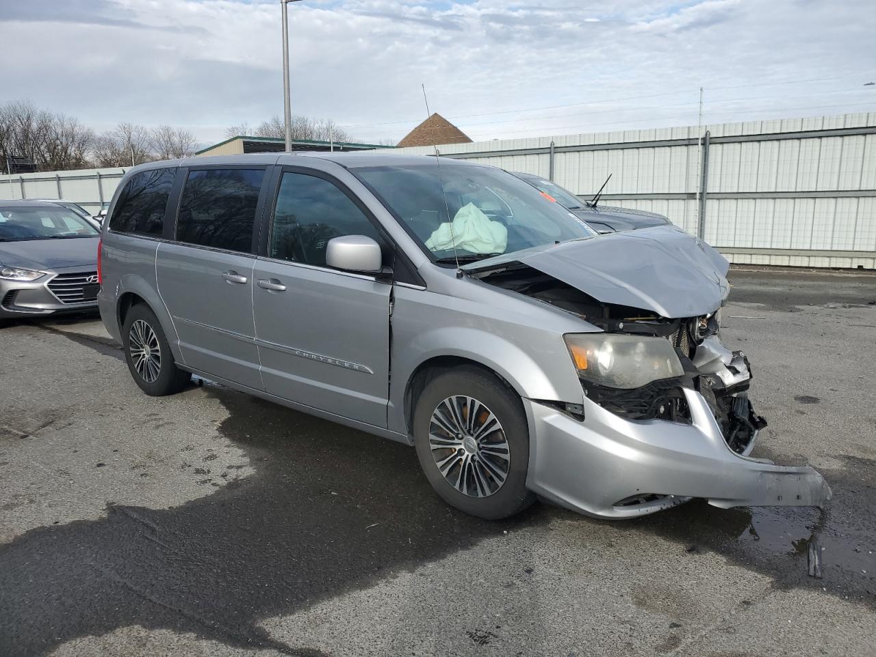 2014 Chrysler Town & Country - Image 4