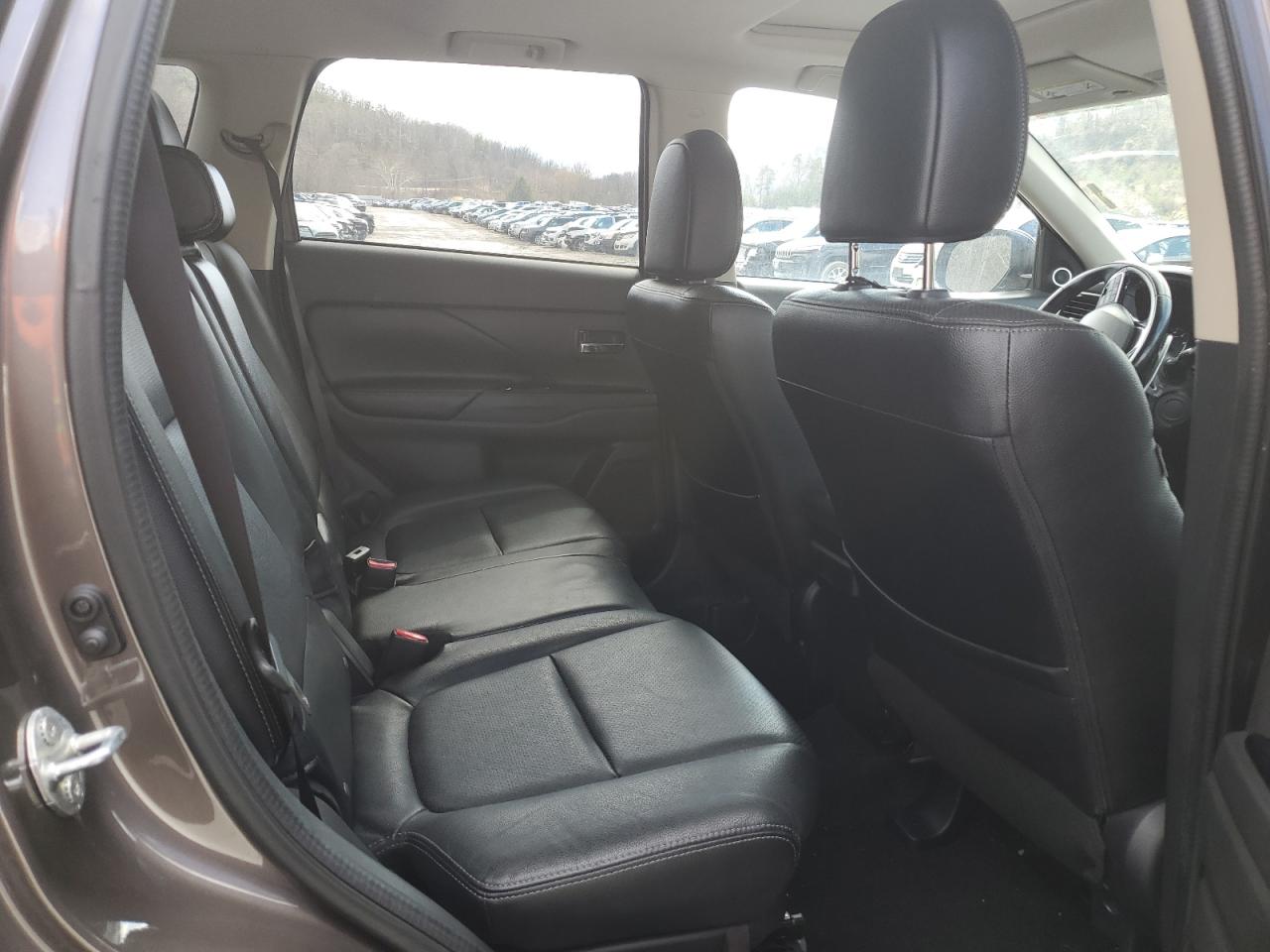 2016 Mitsubishi Outlander - Image 11