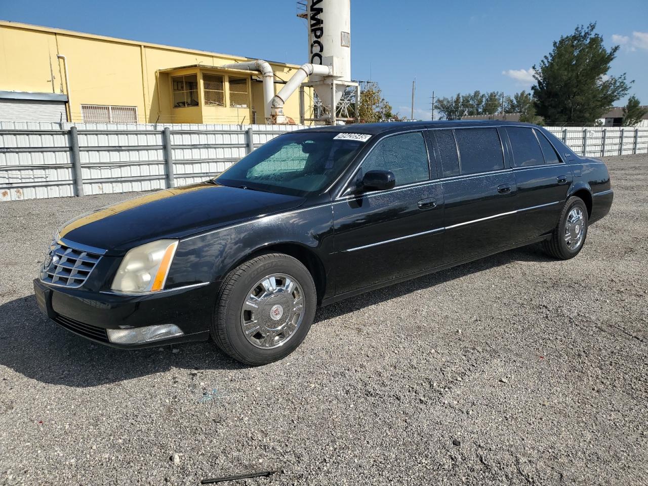 2011 Cadillac Professional Chassis na sprzedaż w Miami, FL - Minor Dent/Scratches