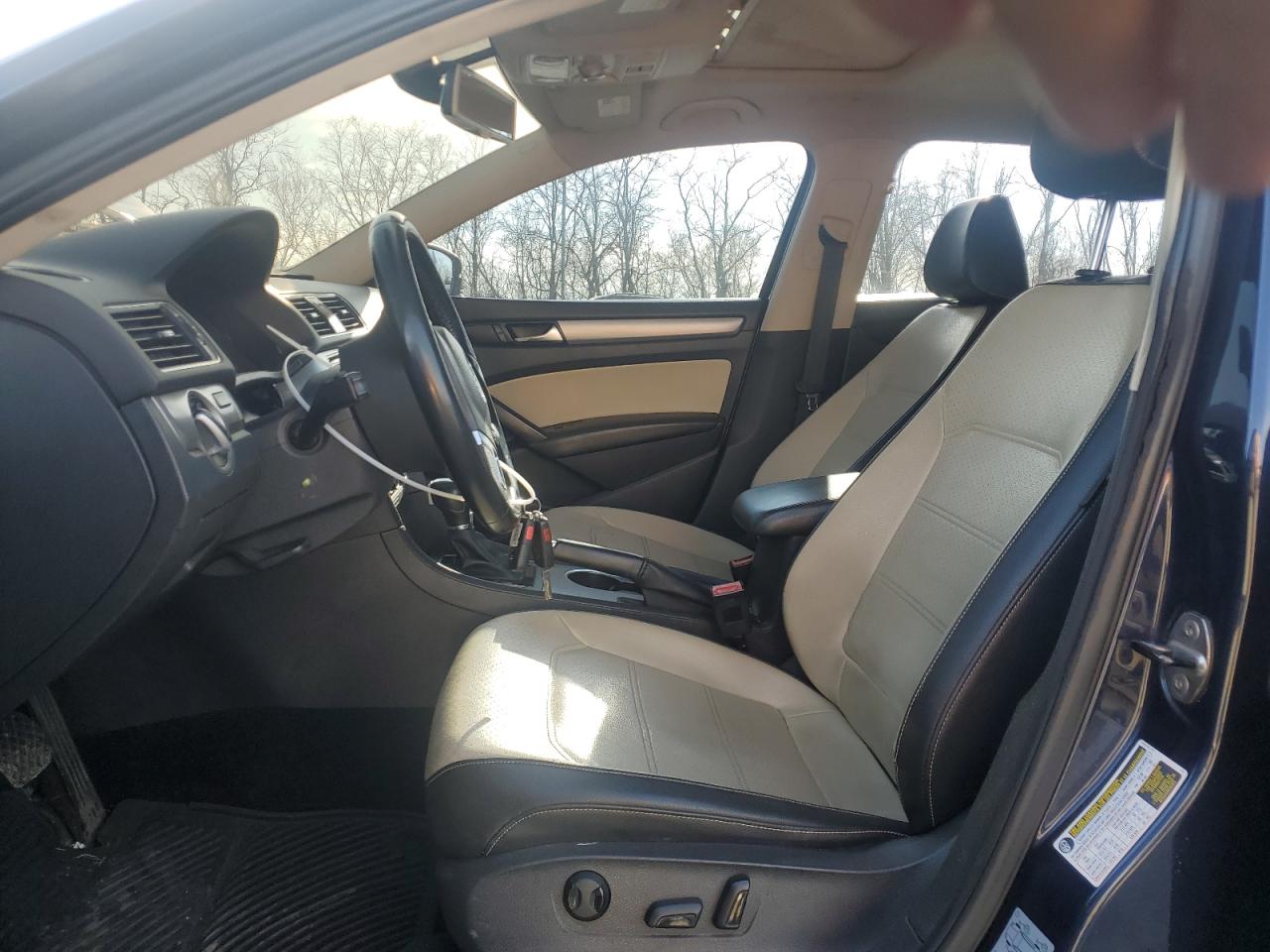 2014 Volkswagen Passat - Image 7