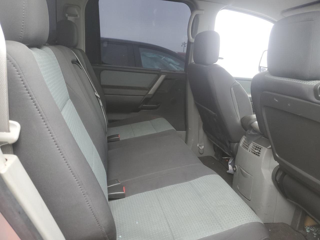 2004 Nissan Titan - Image 10