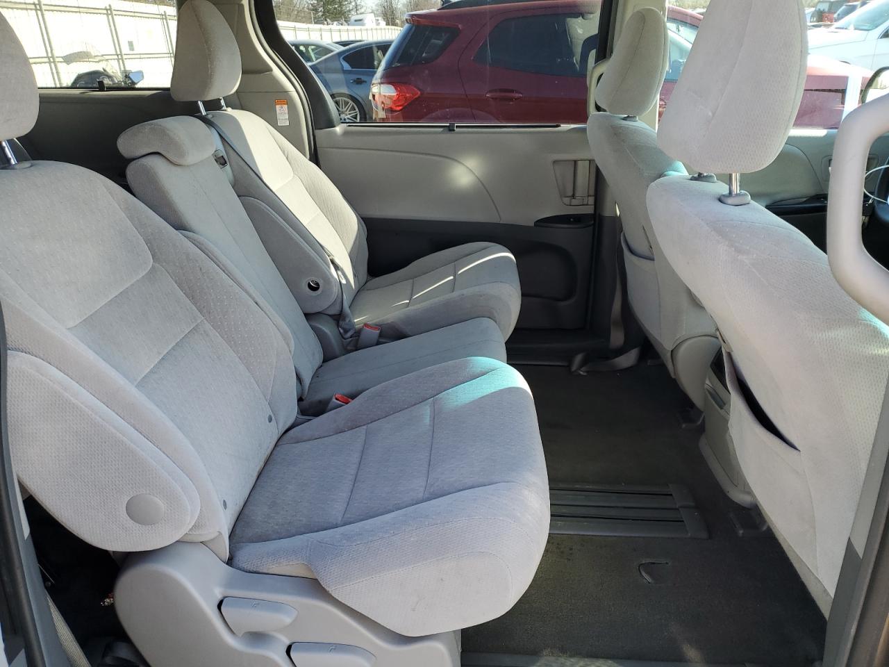 2017 Toyota Sienna - Image 11