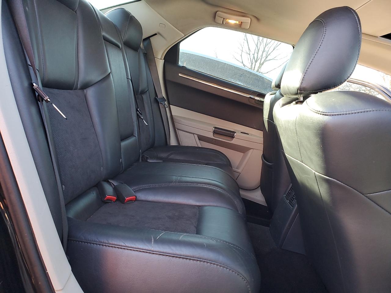 2006 Chrysler 300 - Image 10