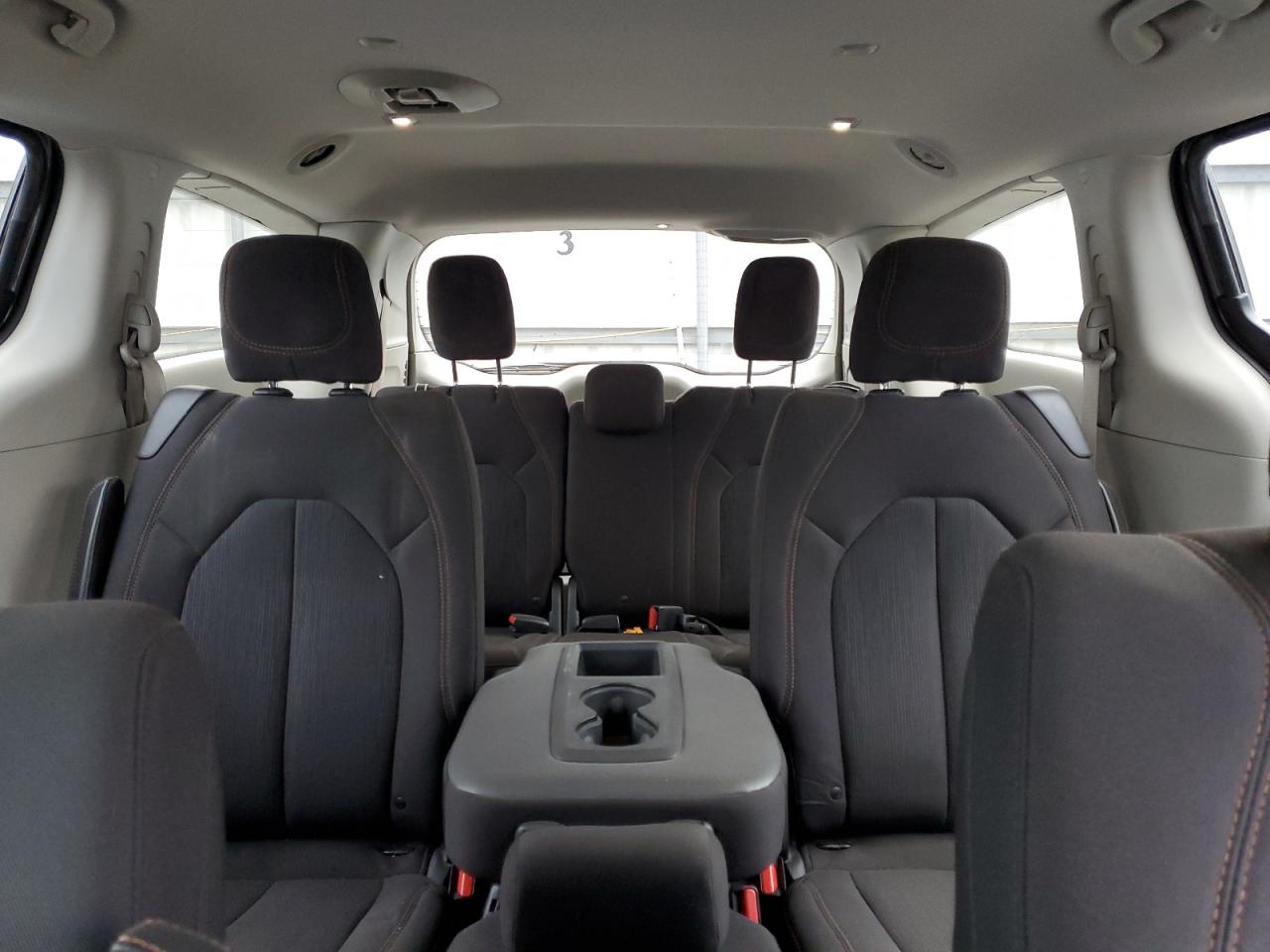 2017 Chrysler Pacifica - Image 10