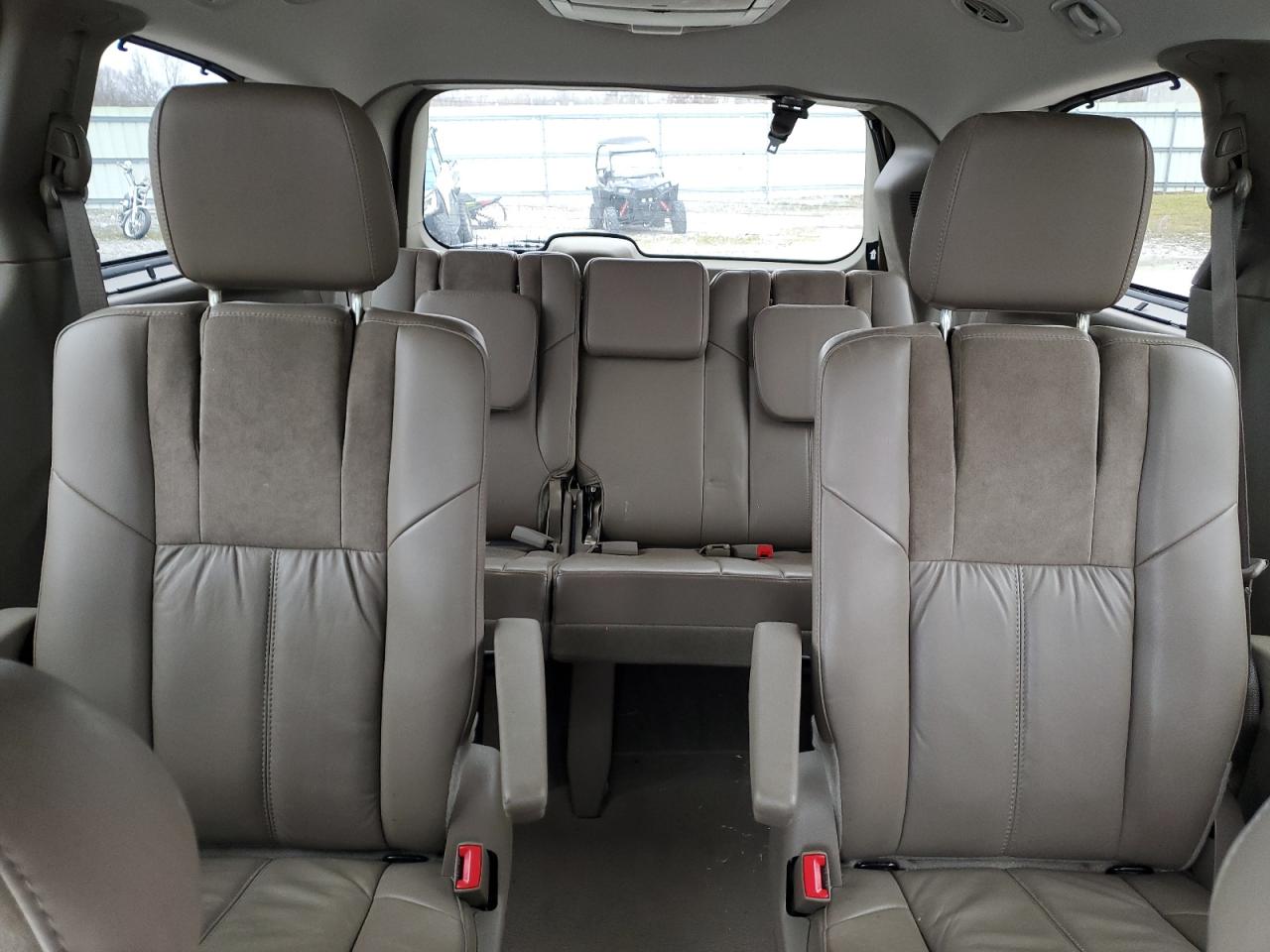 2012 Chrysler Town & Country - Image 10