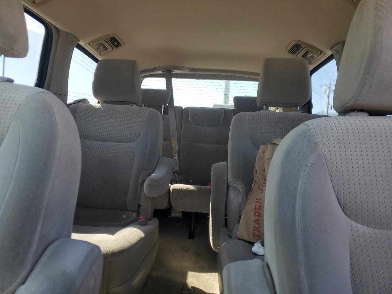 2009 Toyota Sienna - Image 10