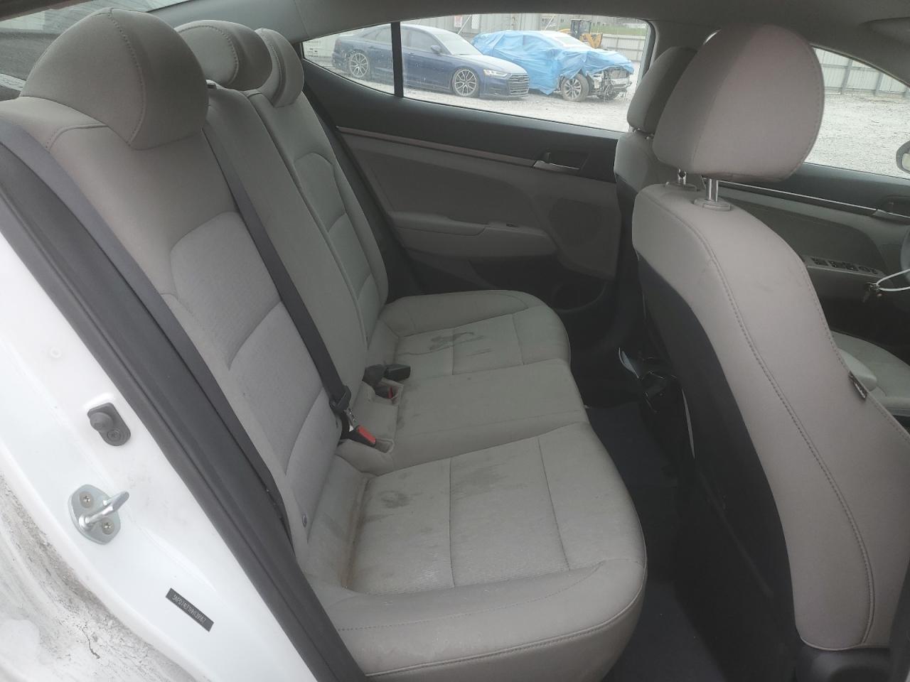 2017 Hyundai Elantra - Image 10