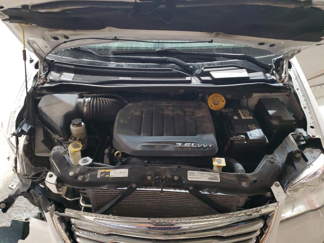 2016 Chrysler Town & Country - Image 12