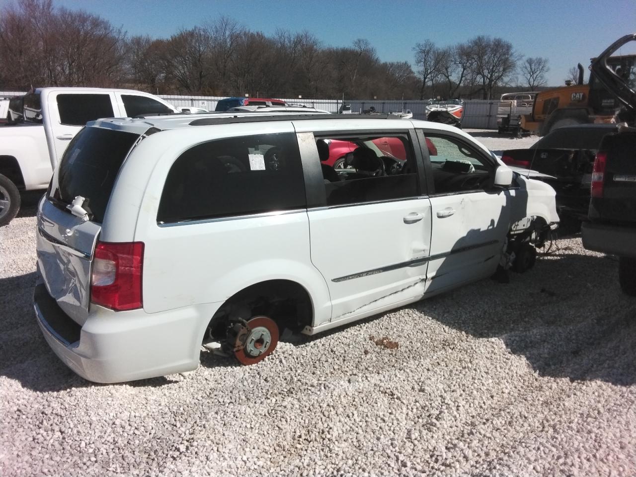 2014 Chrysler Town & Country - Image 3