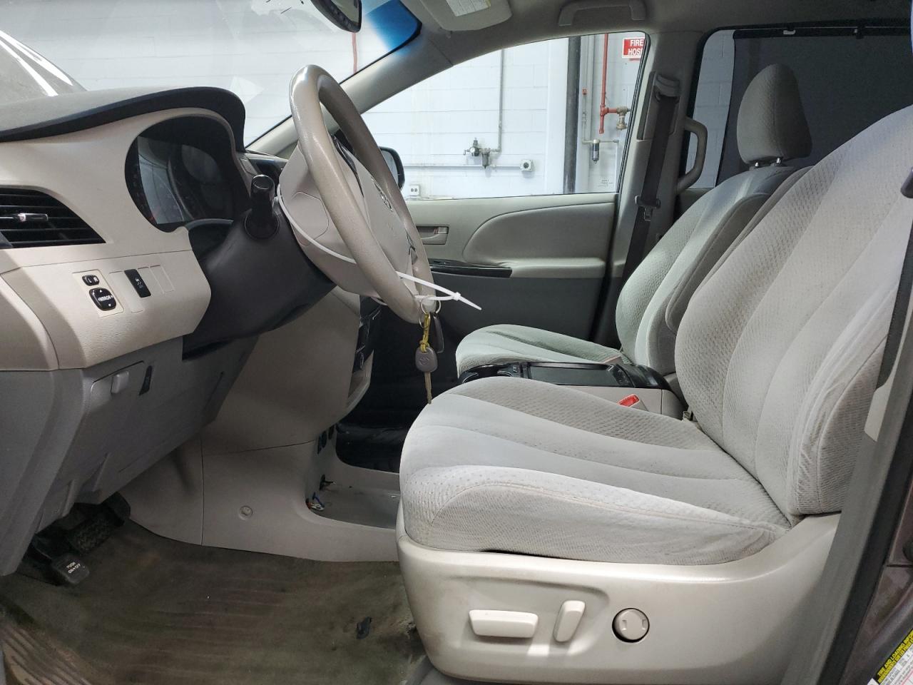 2011 Toyota Sienna - Image 7