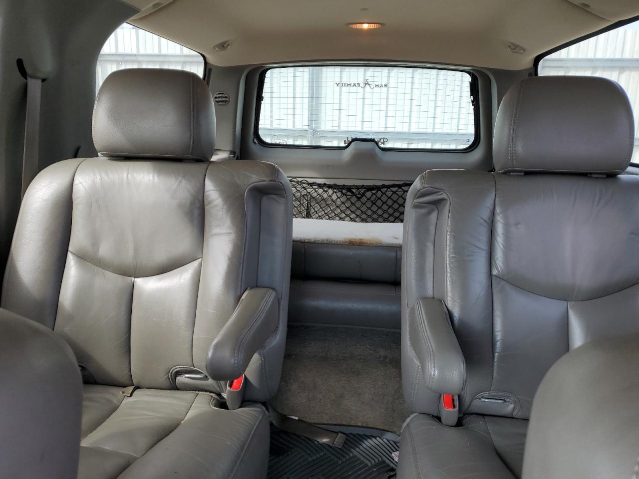 2003 Chevrolet Suburban - Image 10