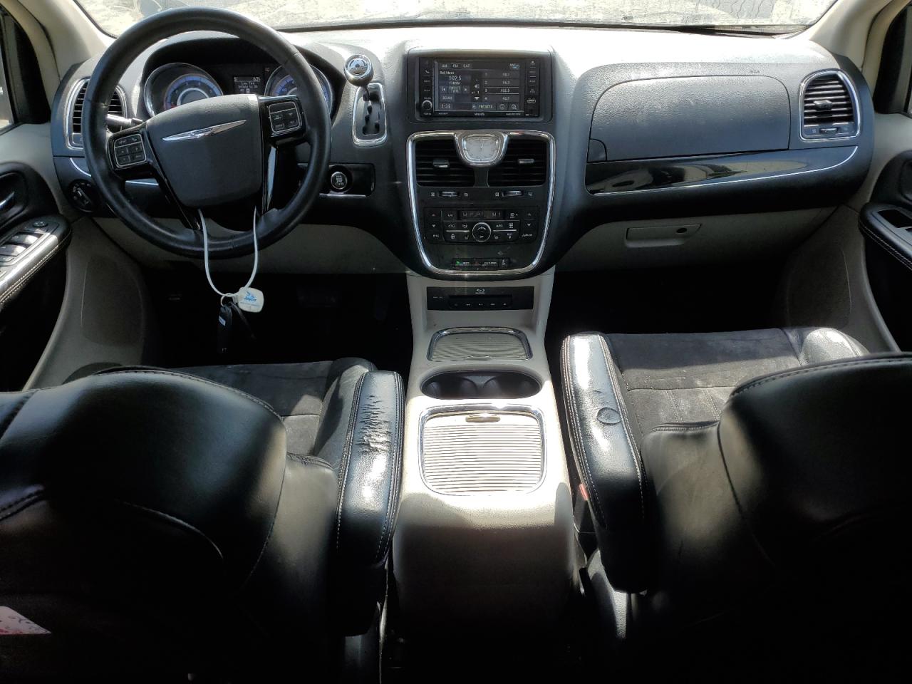 2015 Chrysler Town & Country - Image 8