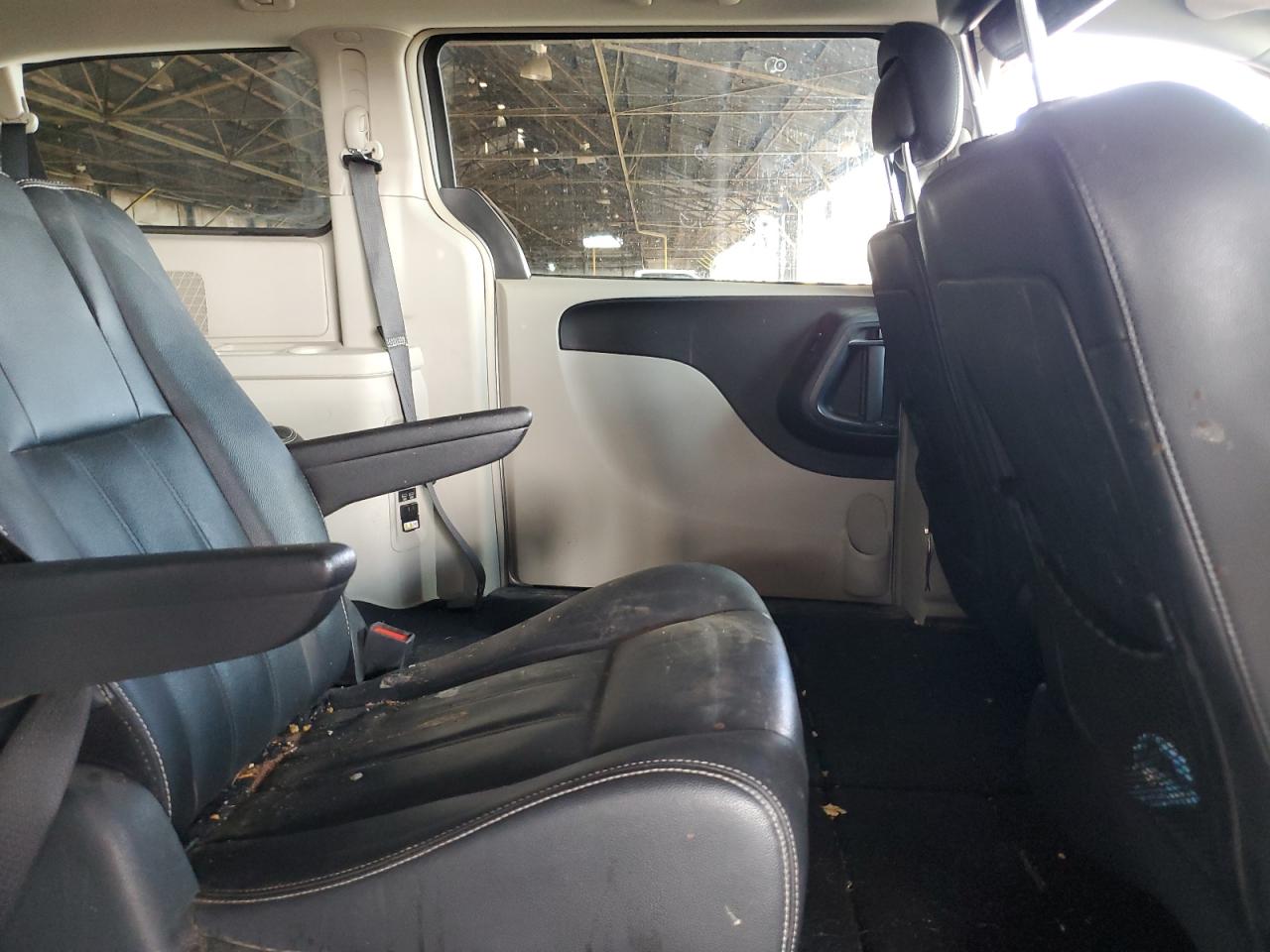 2014 Chrysler Town & Country - Image 11