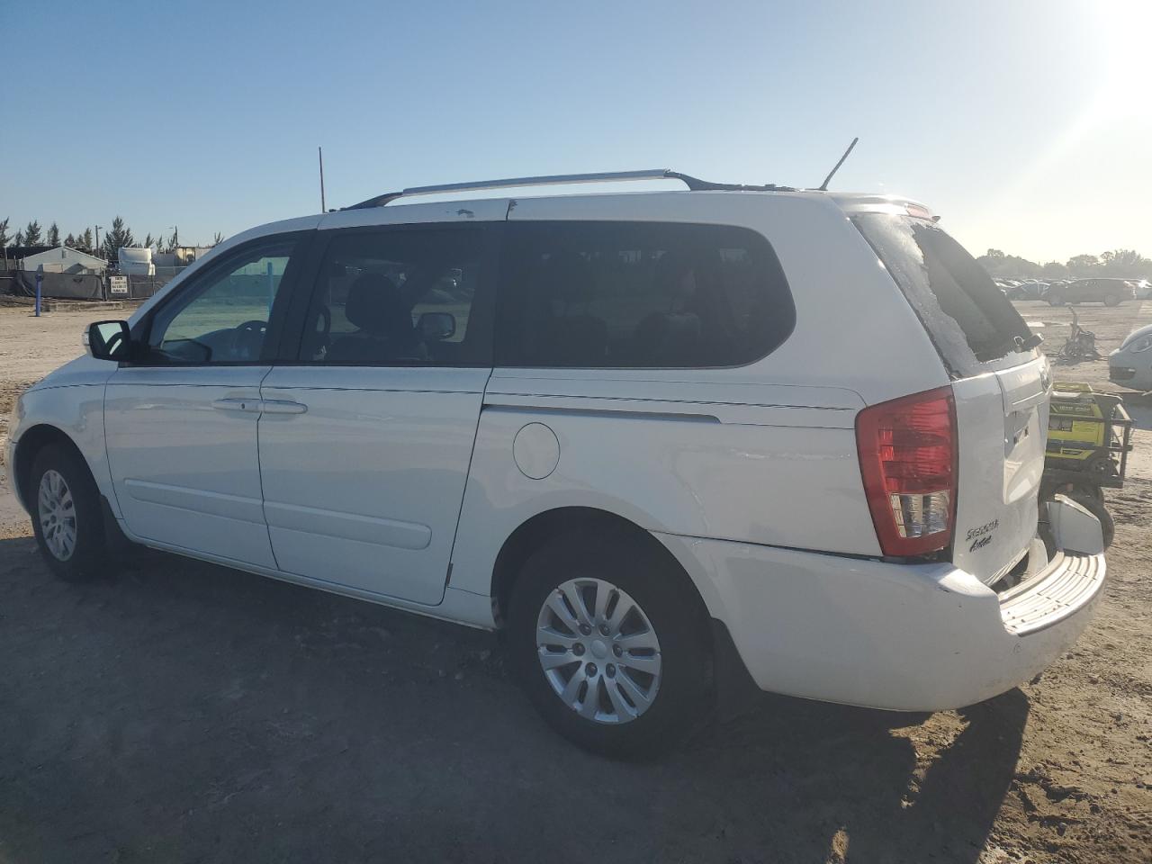 2014 Kia Sedona - Image 2