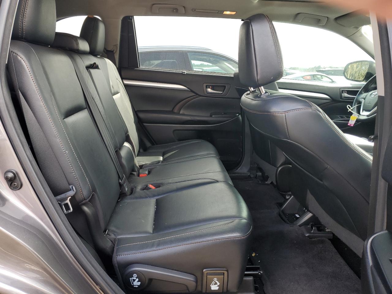 2017 Toyota Highlander - Image 10