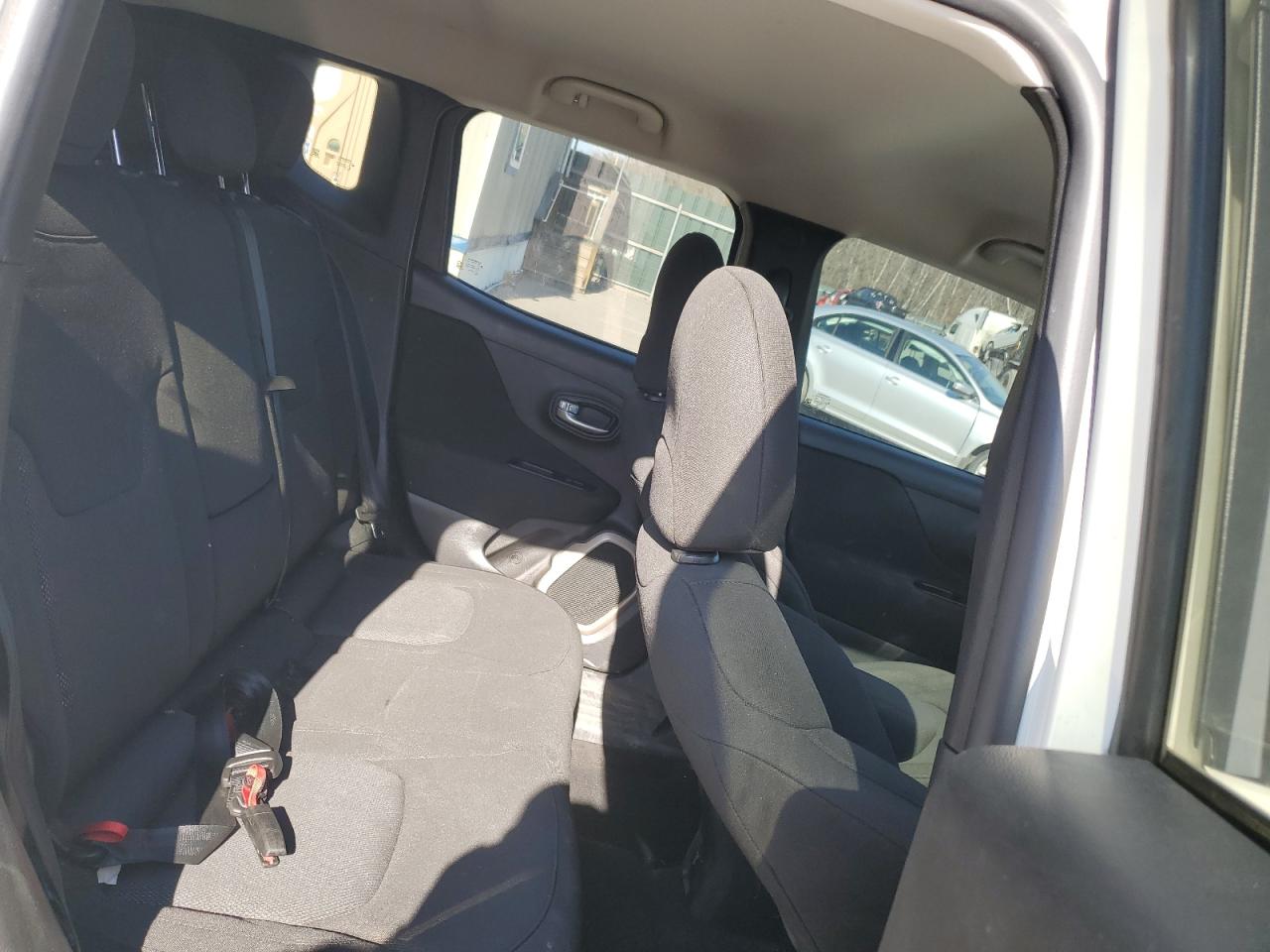 2017 Jeep Renegade - Image 11