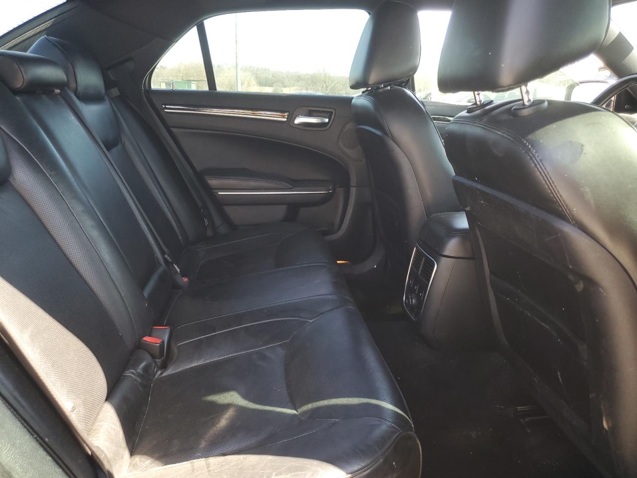 2011 Chrysler 300 - Image 10