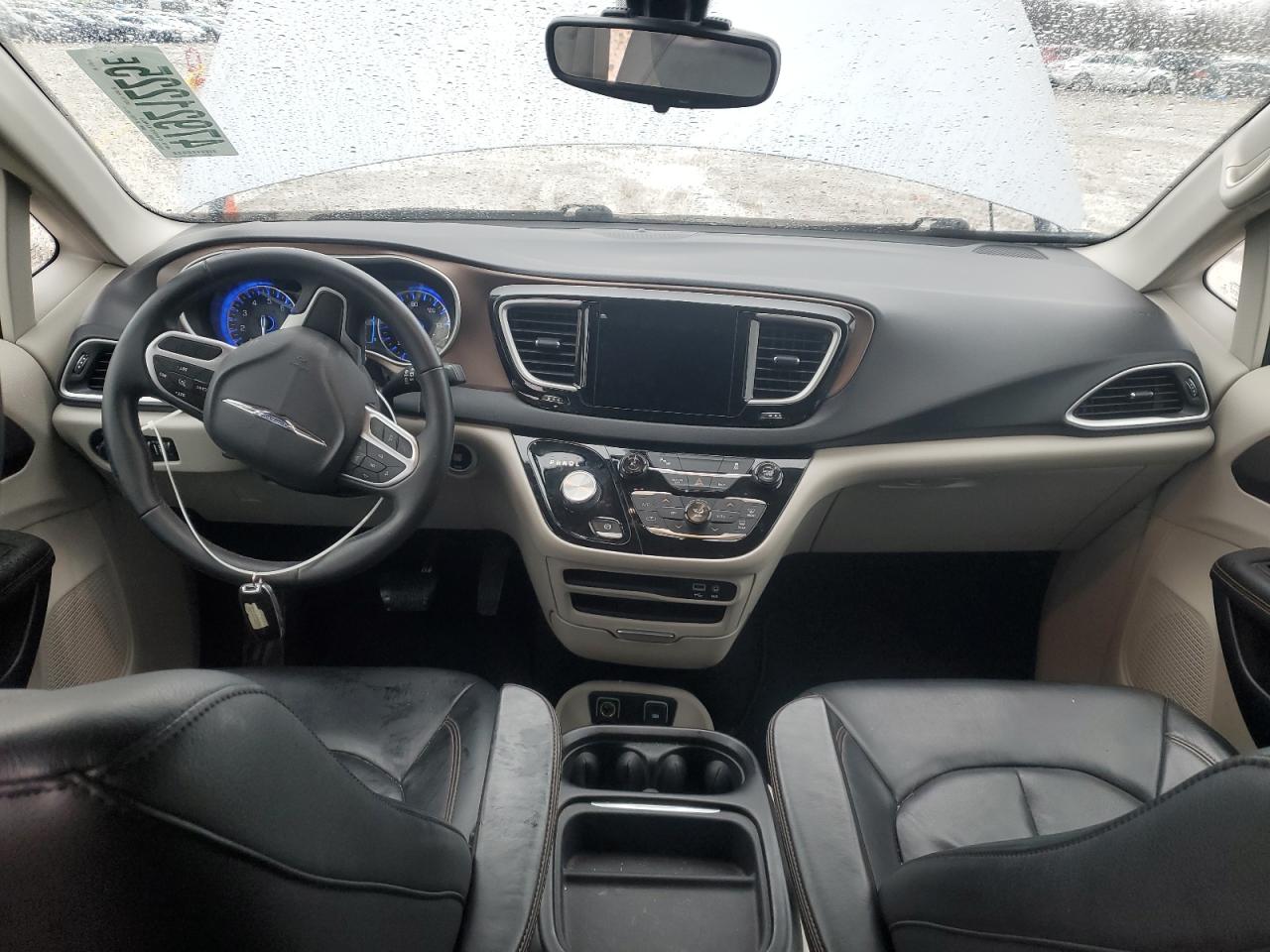 2017 Chrysler Pacifica - Image 8