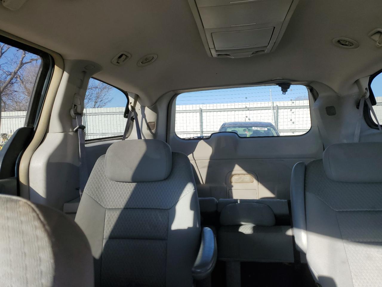 2010 Chrysler Town & Country - Image 10