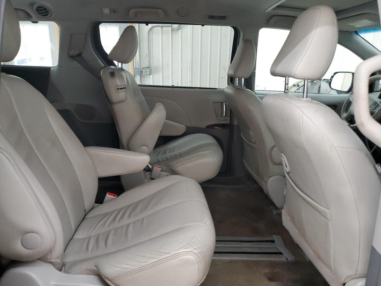 2013 Toyota Sienna - Image 11