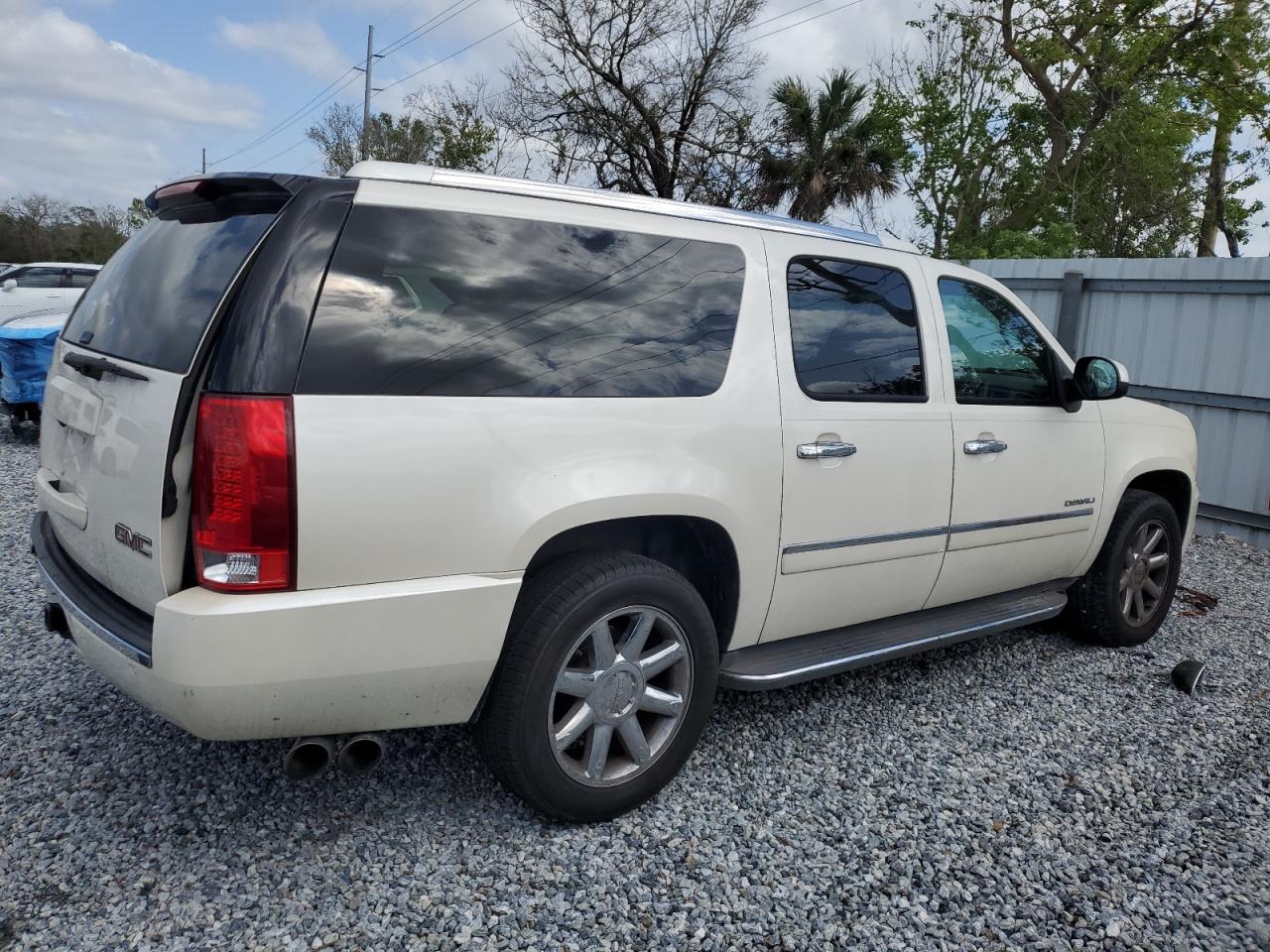 2010 GMC Yukon - Image 3