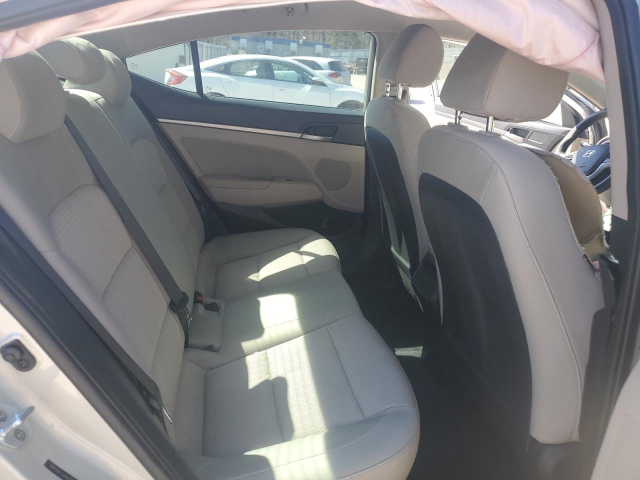 2017 Hyundai Elantra - Image 11
