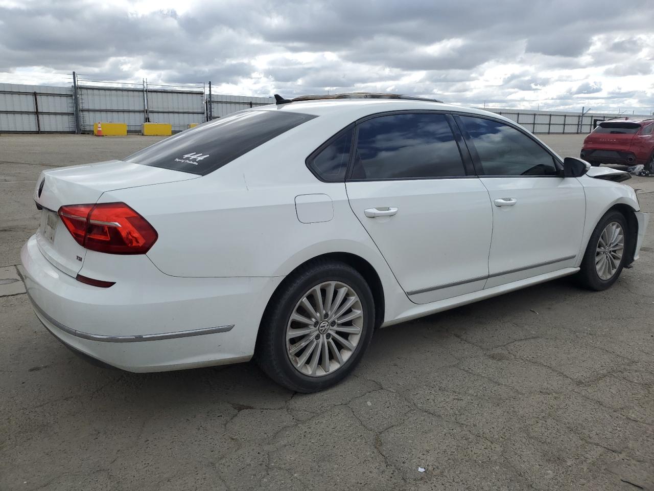 2016 Volkswagen Passat - Image 3