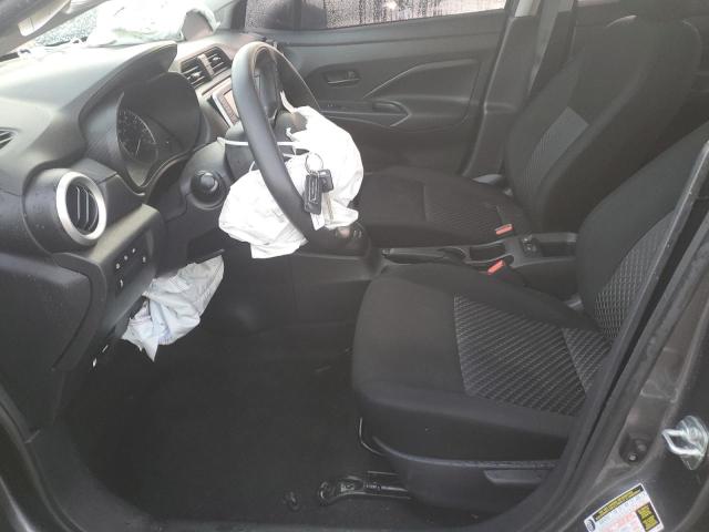  NISSAN VERSA 2024 Сріблястий