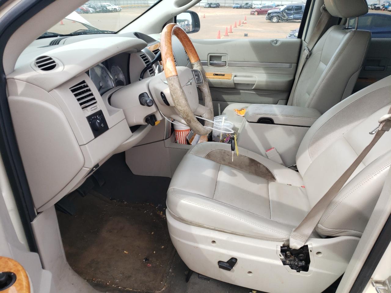 2008 Chrysler Aspen - Image 7