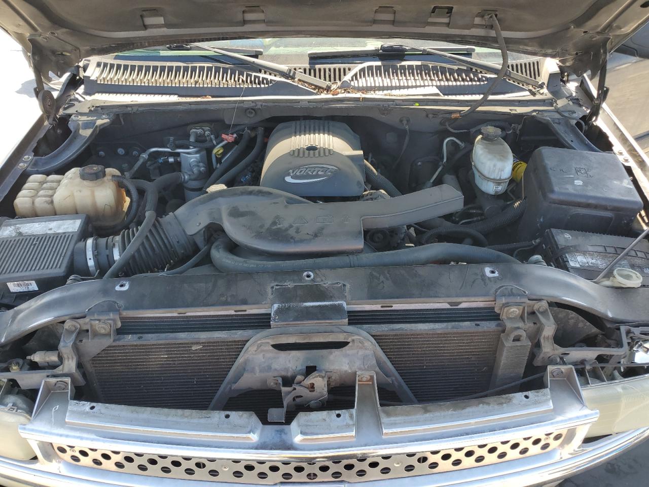 2004 Chevrolet Suburban - Image 12